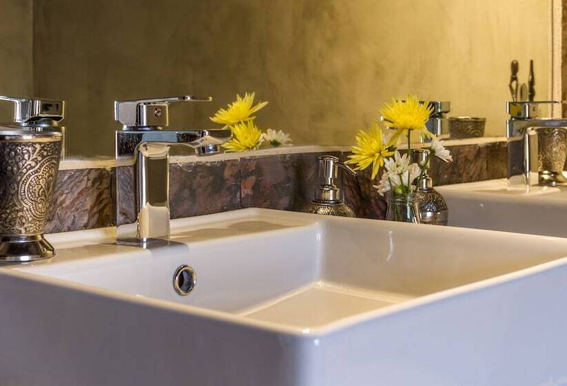 בית מלון כפרי Ukuthula Bush Lodge