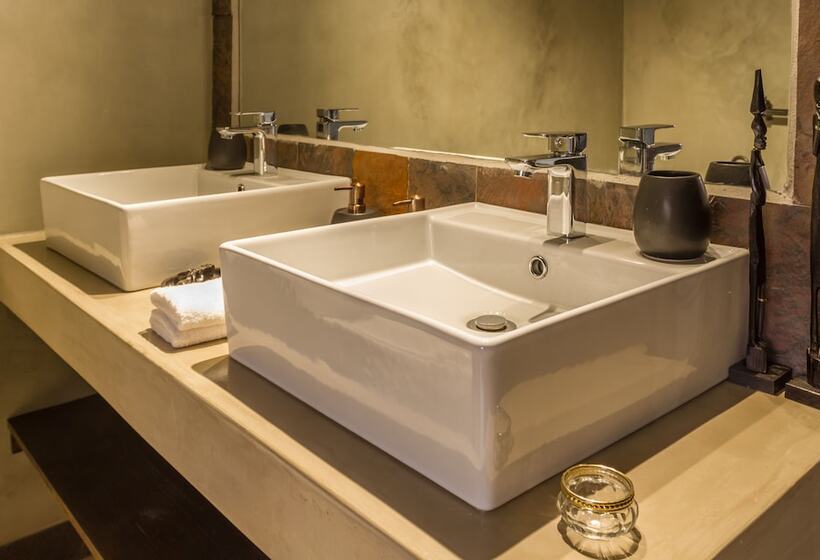 בית מלון כפרי Ukuthula Bush Lodge