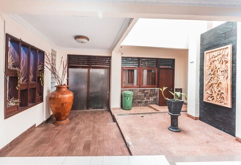 호텔 Wisma Lux Barkah By Oyo Rooms