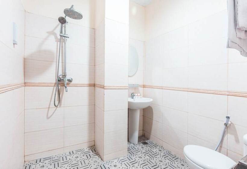 Отель Wisma Lux Barkah By Oyo Rooms