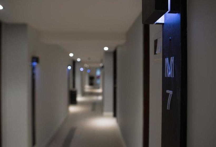 هتل Lumut Waterfront Apartment