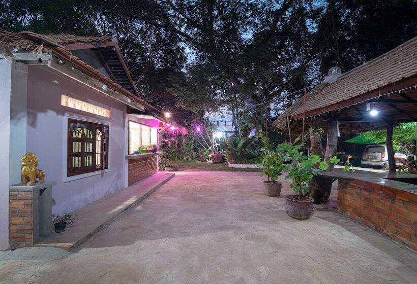 هتل Damnak Tormeas Homestay