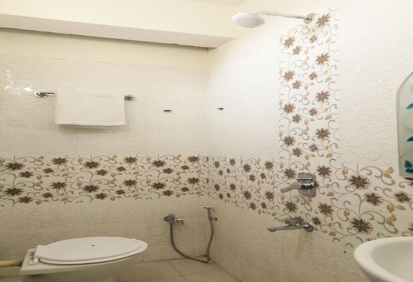 فندق Uk Service Apartment By Oyo Rooms