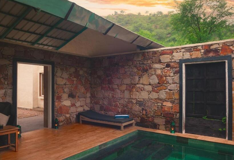 منتجع Trees N Tigers Luxury Wildlife Lodge