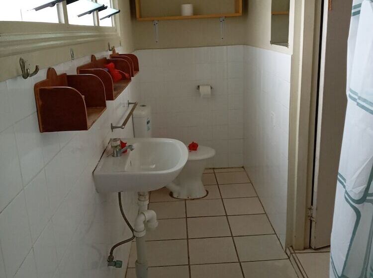 Tropicana Motel & Backpackers