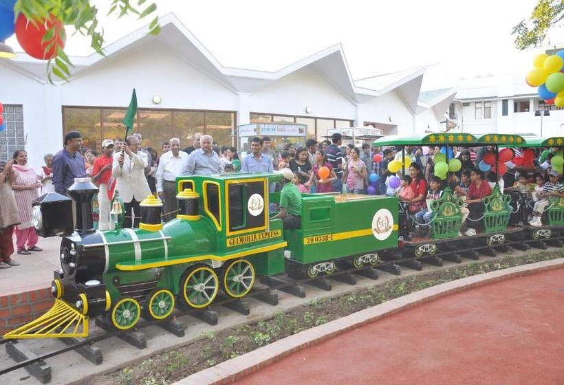 호텔 Gulmohar Greens   Golf & Country Club