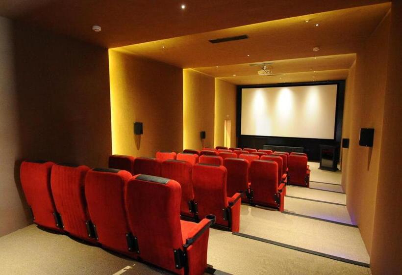 Отель Gulmohar Greens   Golf & Country Club