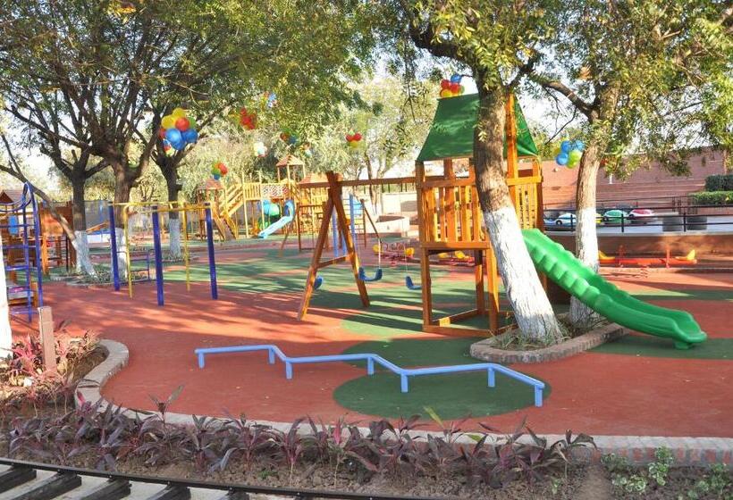 호텔 Gulmohar Greens   Golf & Country Club