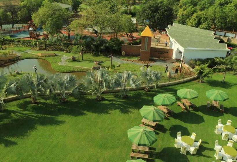 Отель Gulmohar Greens   Golf & Country Club