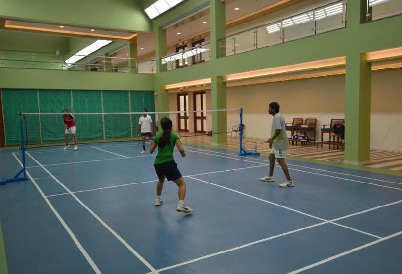 فندق Gulmohar Greens   Golf & Country Club