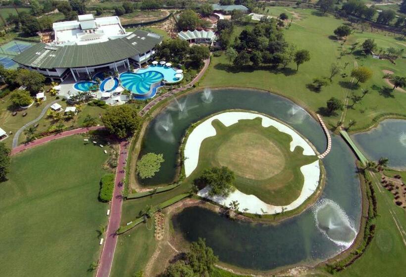 호텔 Gulmohar Greens   Golf & Country Club