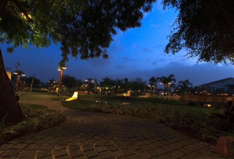 فندق Gulmohar Greens   Golf & Country Club