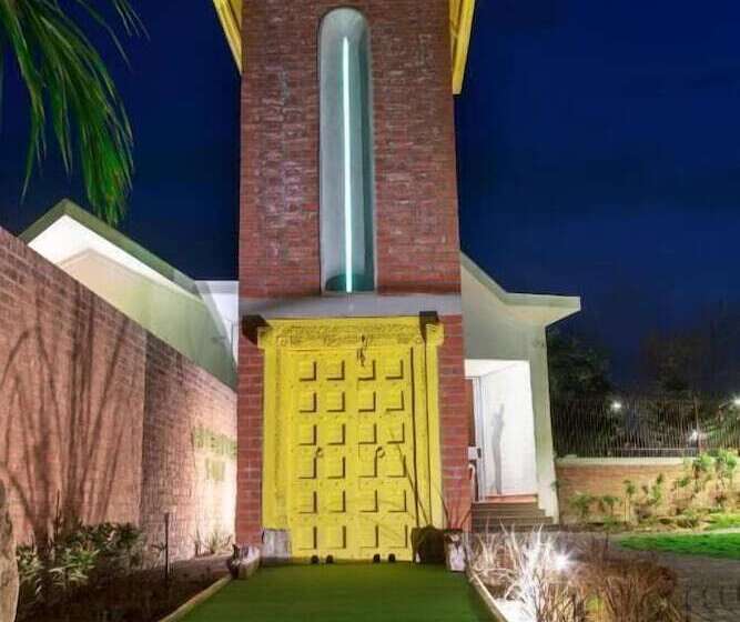 호텔 Gulmohar Greens   Golf & Country Club