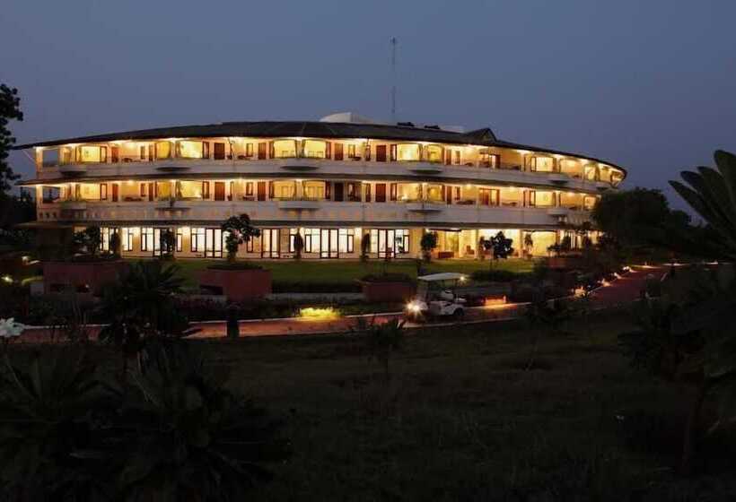 호텔 Gulmohar Greens   Golf & Country Club