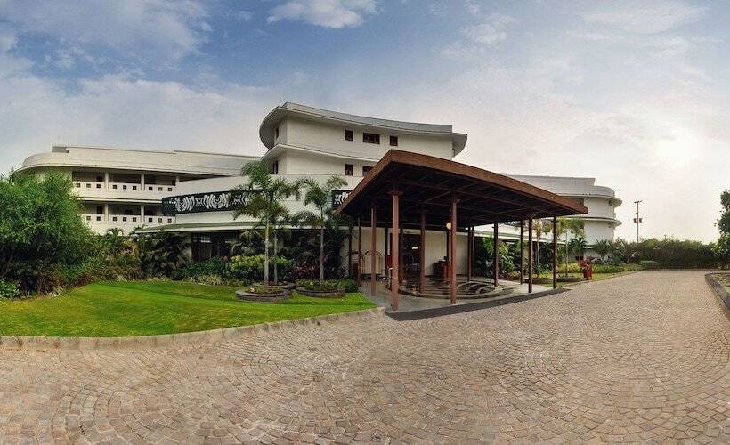 فندق Gulmohar Greens   Golf & Country Club