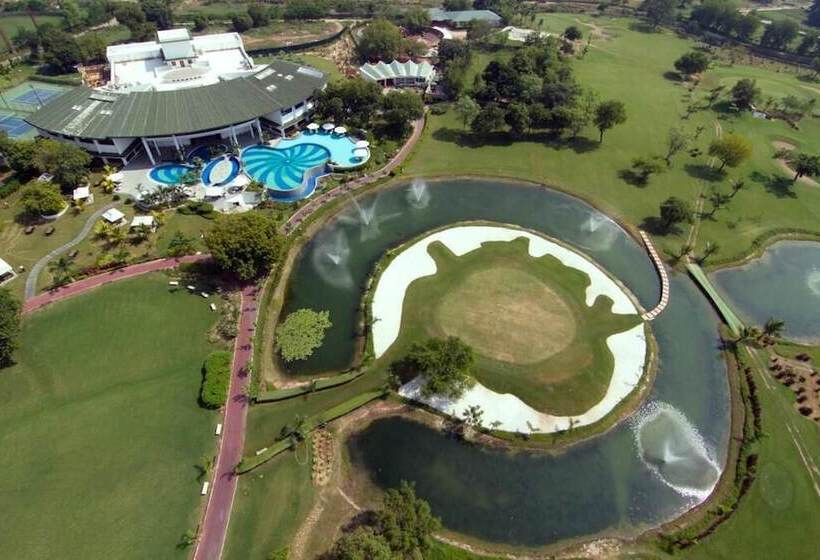 فندق Gulmohar Greens   Golf & Country Club