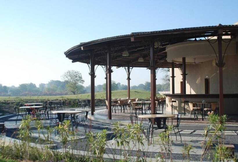 فندق Gulmohar Greens   Golf & Country Club