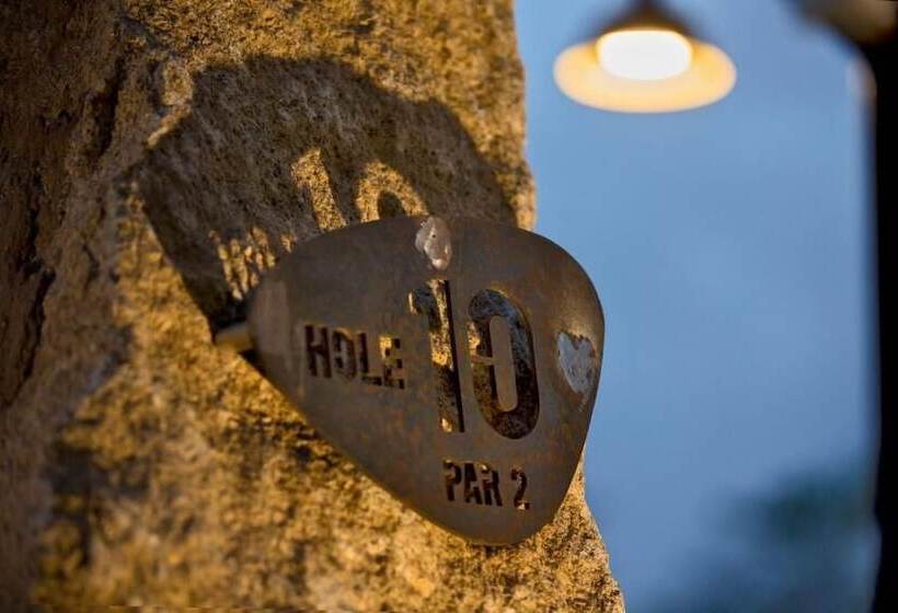 호텔 Gulmohar Greens   Golf & Country Club