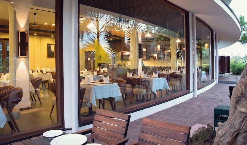 Отель Gulmohar Greens   Golf & Country Club