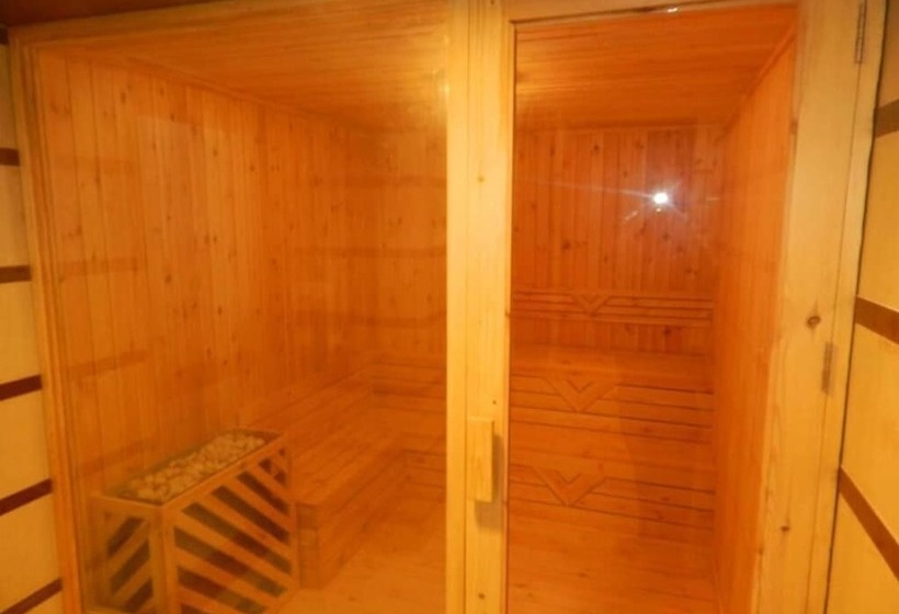 Отель Gulmohar Greens   Golf & Country Club