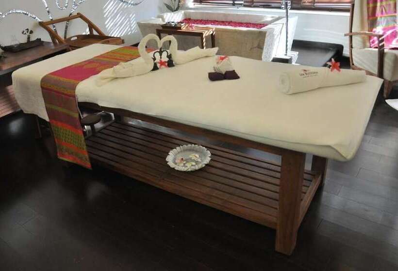 Отель Gulmohar Greens   Golf & Country Club