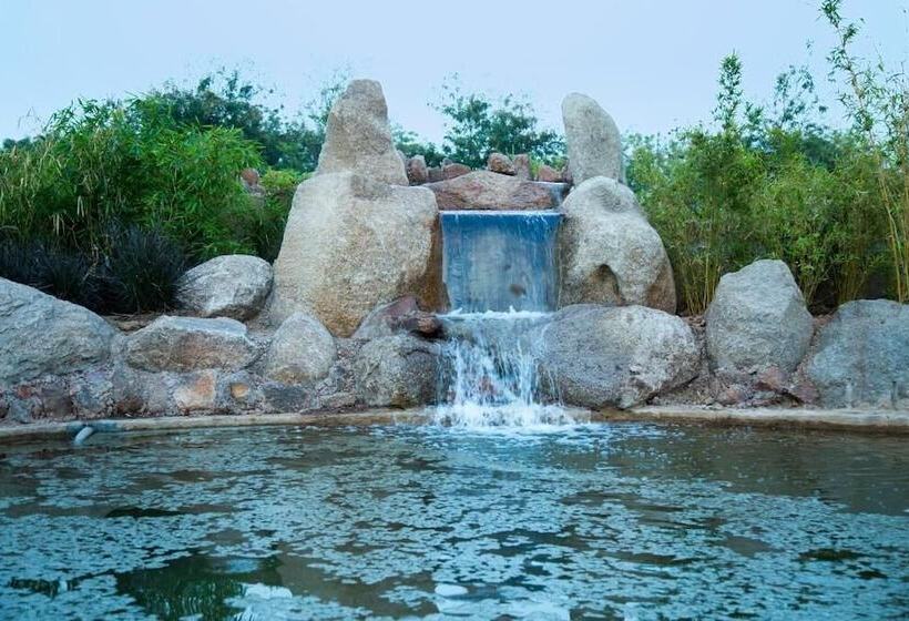 فندق Gulmohar Greens   Golf & Country Club