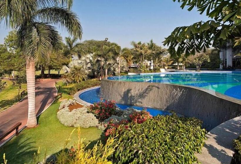 호텔 Gulmohar Greens   Golf & Country Club