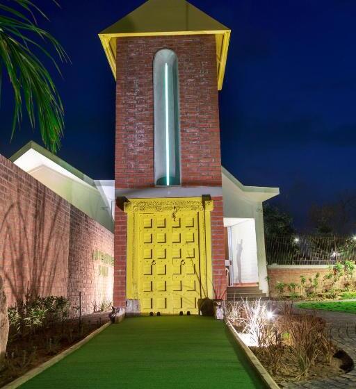 호텔 Gulmohar Greens   Golf & Country Club