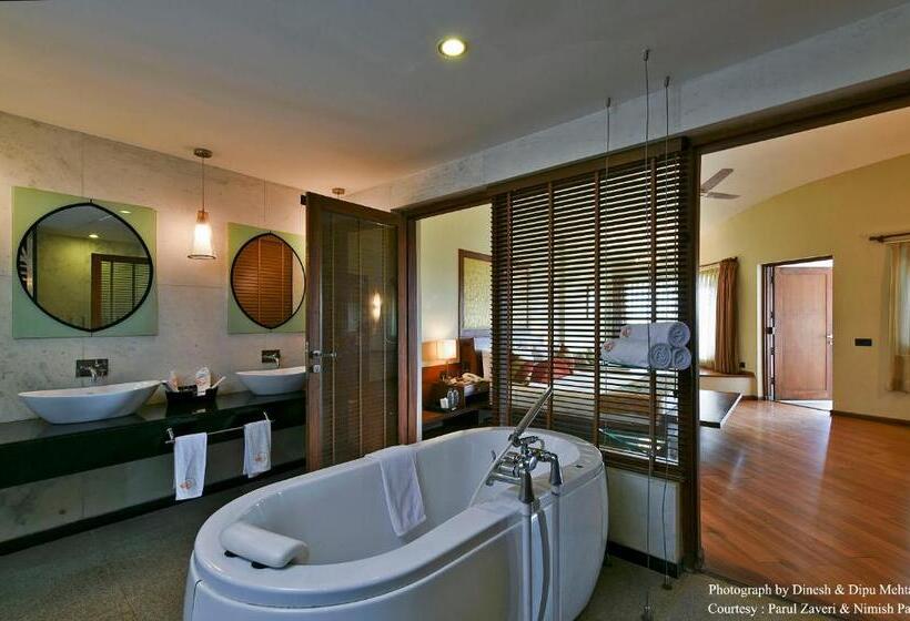 فندق Gulmohar Greens   Golf & Country Club