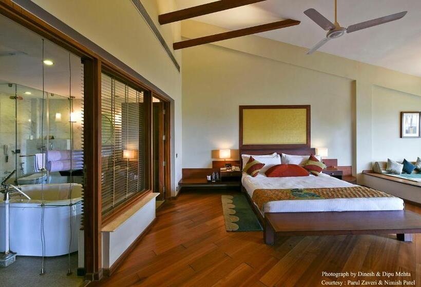 호텔 Gulmohar Greens   Golf & Country Club