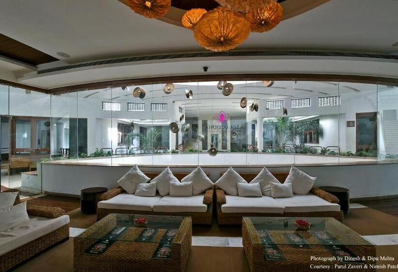 فندق Gulmohar Greens   Golf & Country Club