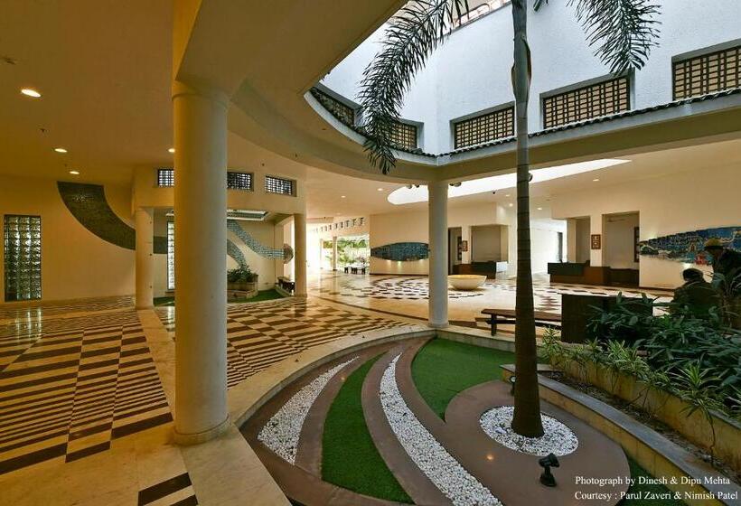 فندق Gulmohar Greens   Golf & Country Club