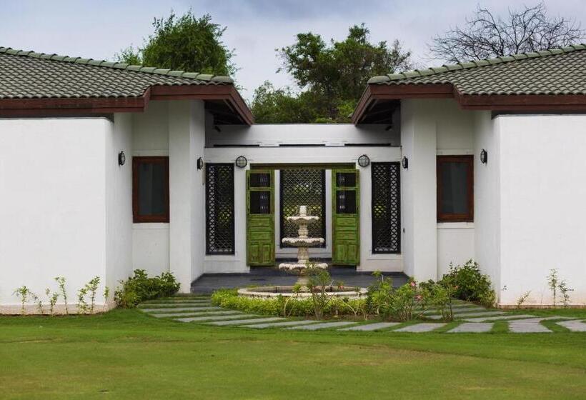 호텔 Gulmohar Greens   Golf & Country Club