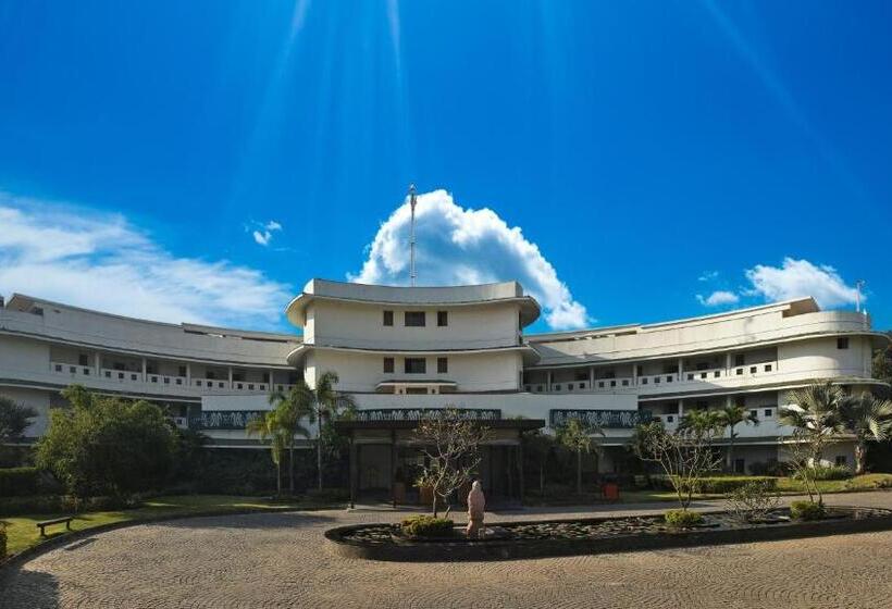 Отель Gulmohar Greens   Golf & Country Club