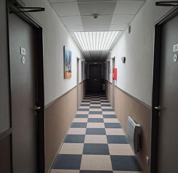 Отель Hôtel Le Grand Chêne