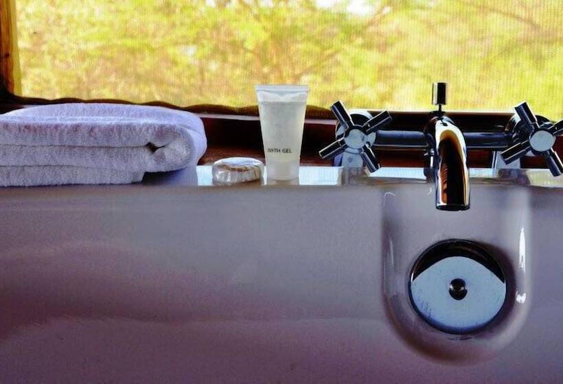 هتل Kabalega Wilderness Lodge