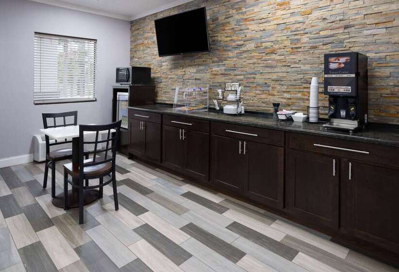 هتل Super 8 By Wyndham Perry Ga