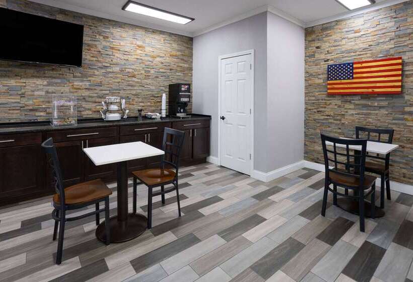 هتل Super 8 By Wyndham Perry Ga