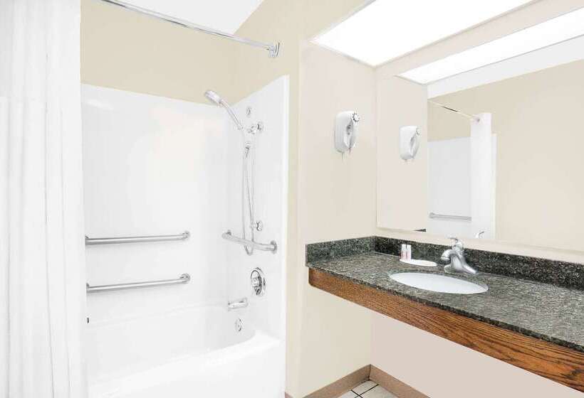 Отель Baymont By Wyndham Roanoke Rapids