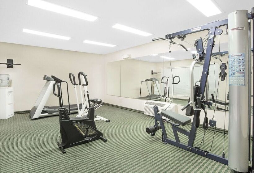 Отель Baymont By Wyndham Roanoke Rapids