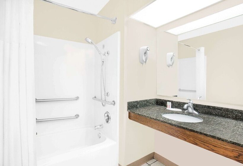 בית מלון כפרי Baymont By Wyndham Roanoke Rapids