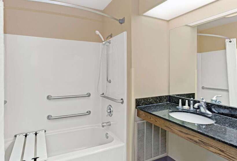 Отель Baymont By Wyndham Sanford