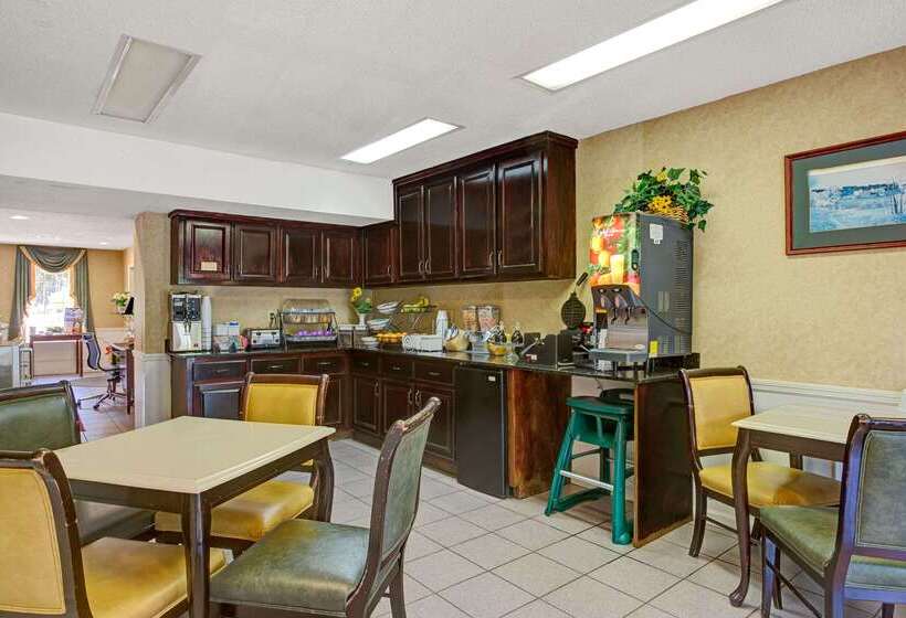 Отель Baymont By Wyndham Smithfield