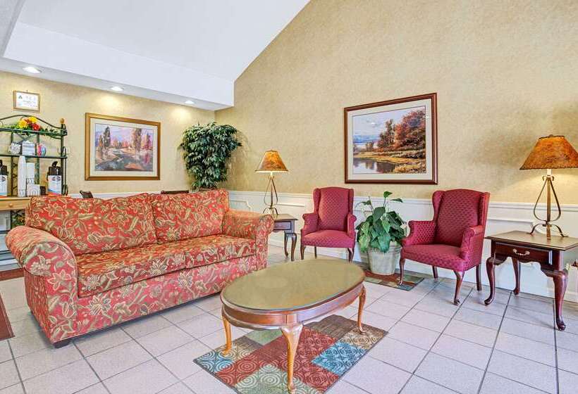 Отель Baymont By Wyndham Smithfield