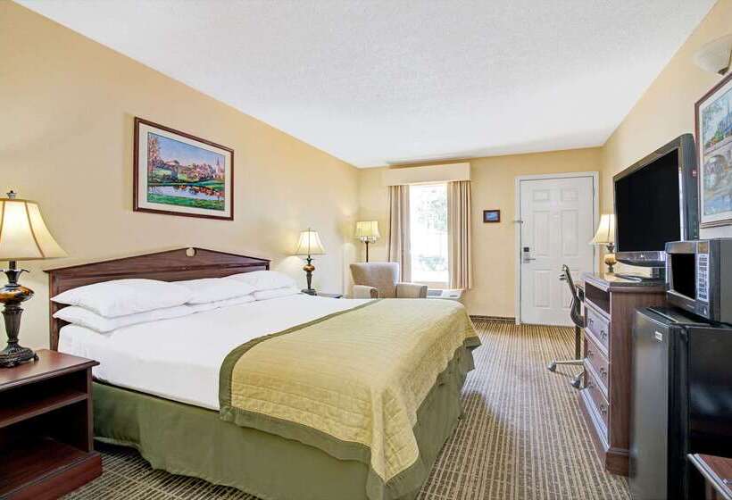 Отель Baymont By Wyndham Smithfield