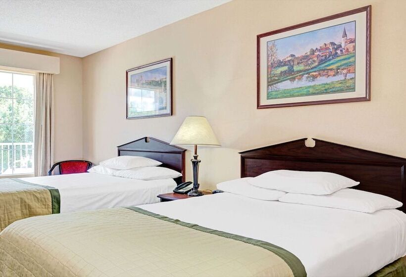 Отель Baymont By Wyndham Smithfield