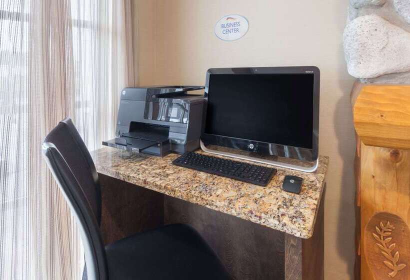 בית מלון כפרי Baymont By Wyndham St. Ignace Lakefront