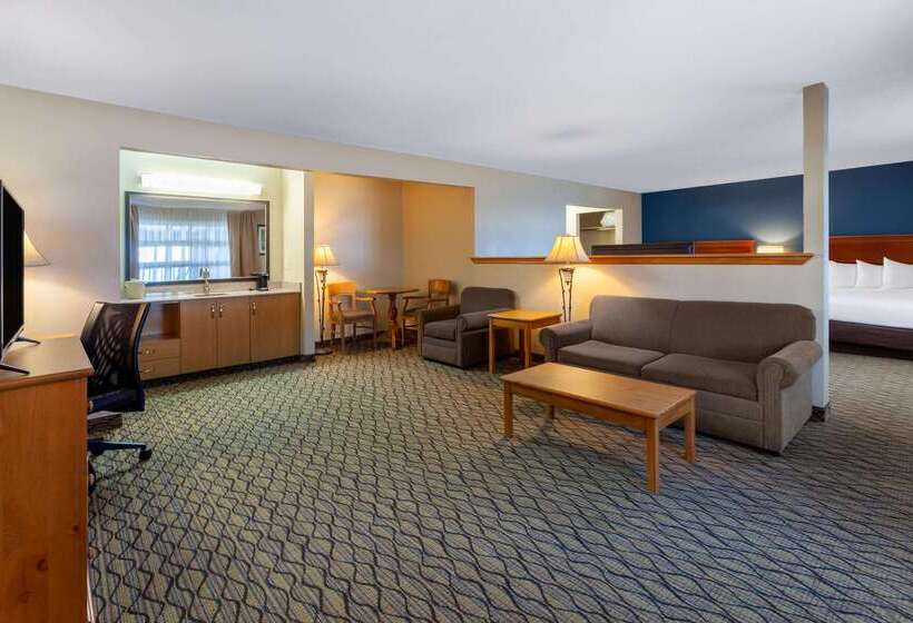 בית מלון כפרי Baymont By Wyndham St. Ignace Lakefront