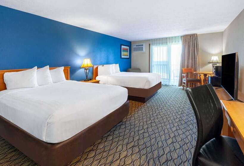 בית מלון כפרי Baymont By Wyndham St. Ignace Lakefront