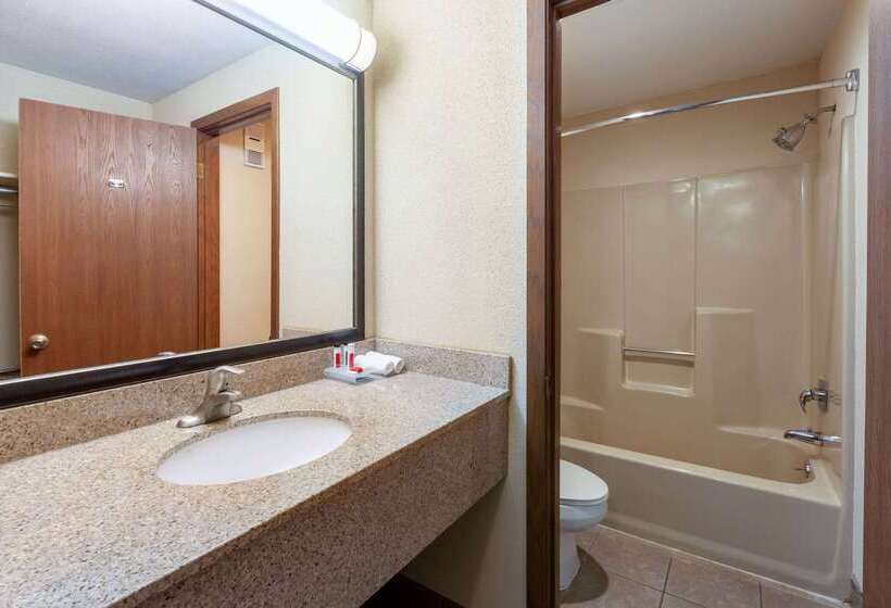 فندق Baymont By Wyndham St. Ignace Lakefront